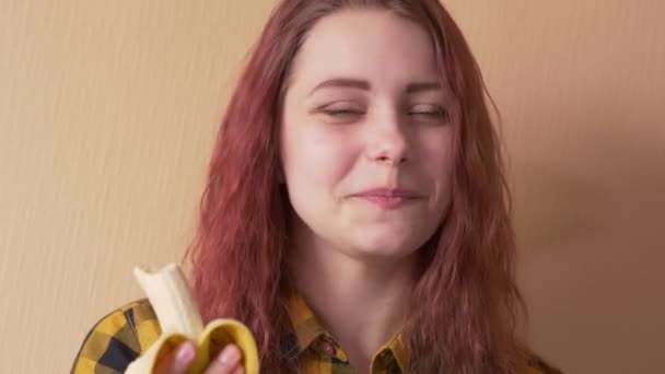 Roztomilý dospívající dívka jíst banán — Stock video