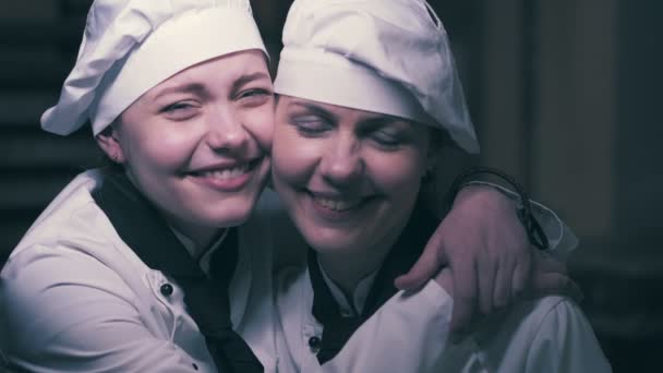 Deux cuisinières s'amusent dans une cuisine — Video