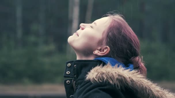 若い女の子は、春の森では雨を楽しんでいます。クローズ アップ 60 に 24 fps 4 k Uhd — ストック動画