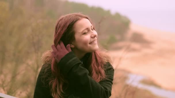 Chica joven disfruta de la lluvia en un bosque de primavera. Primer plano 60 a 24fps 4K UHD — Vídeos de Stock