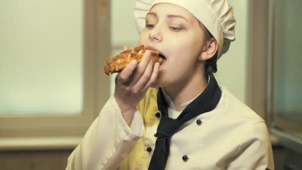 Adolescent cuisinier fille manger un gâteau slowmo — Video