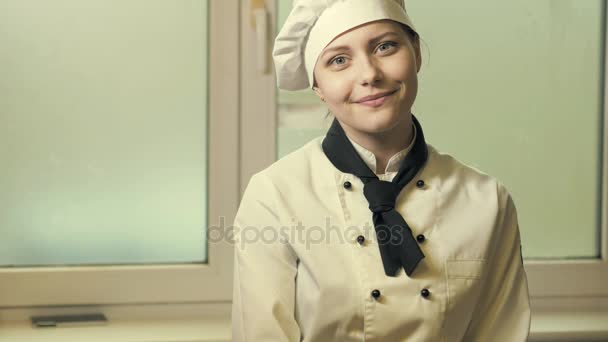 Adolescente cocinar chica tener divertido . — Vídeos de Stock