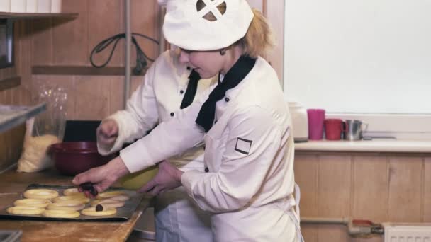 Dos mujeres cocineras se divierten en una cocina — Vídeo de stock