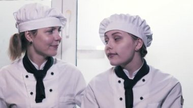 İki kadın eğlenceli bir mutfakta yemek