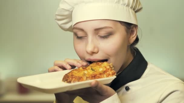 Adolescente cocinar chica comer un pastel slow — Vídeo de stock