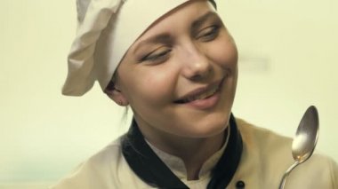 Genç aşçı kız eğleniyor.
