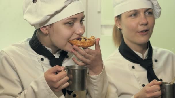 Deux cuisinières s'amusent dans une cuisine — Video