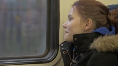 Genç kız eğilir tren pencere karşı