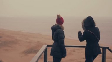 İki kız yağmur deniz kenarında bir bahar ormandaki sahiptir. 60-24fps 4k Uhd