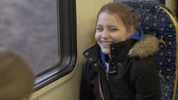 Giovanissima ragazza si appoggia contro treno finestra — Video Stock