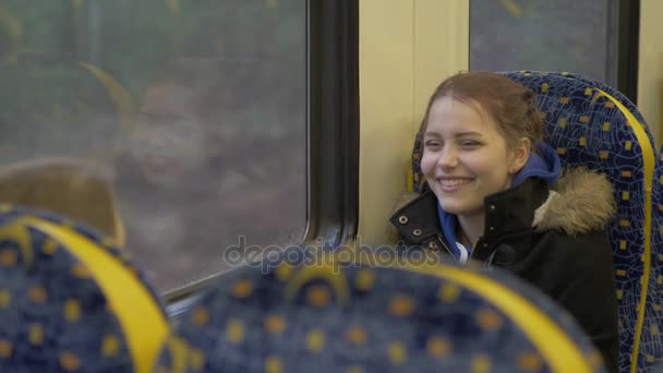 Adolescente menina se inclina contra trem janela — Vídeo de Stock