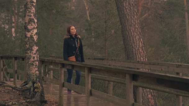 La jeune fille aime la pluie en mer. 60 à 24fps 4K UHD — Video