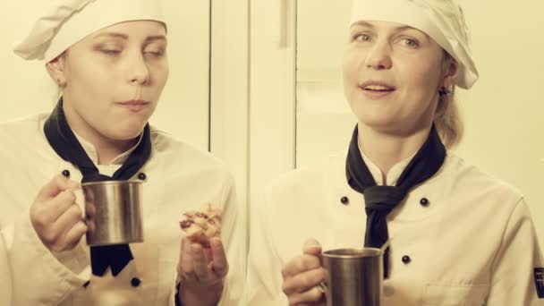 Δύο cook γυναίκες έχοντας διασκέδαση στην κουζίνα — Αρχείο Βίντεο