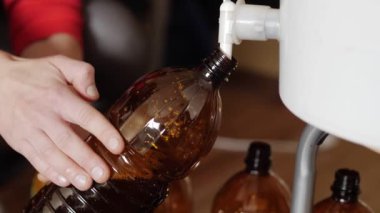 Eve bira şişeleri dökme. Eve bira.