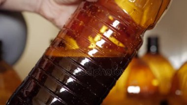 Eve bira şişeleri dökme. Eve bira.