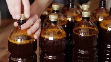 Eve bira. Şişeleme bira.