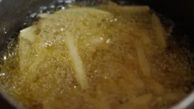 Patates kızartması bir tava üzerinde. SlowMo