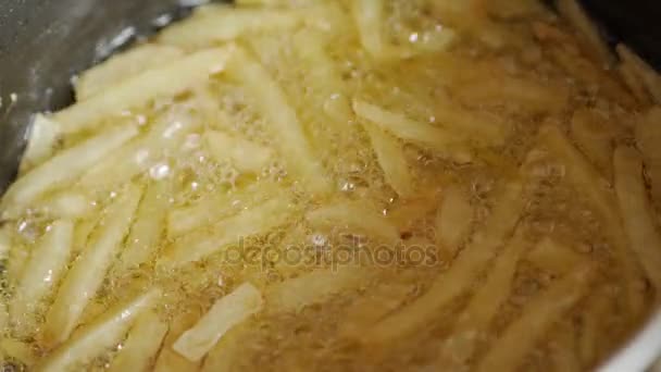 Τηγανιτές πατάτες σε ένα τηγάνι. SlowMo — Αρχείο Βίντεο