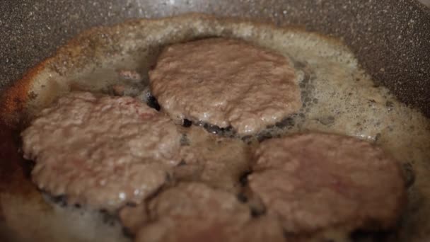 Chuletas tostadas giran en la sartén — Vídeos de Stock