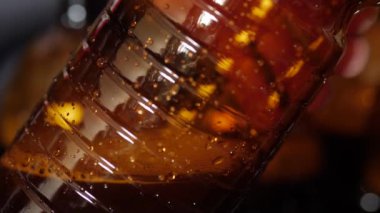 Eve bira şişeleri dökme. Eve bira.