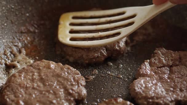 Escalopes rôties tourner dans la casserole — Video