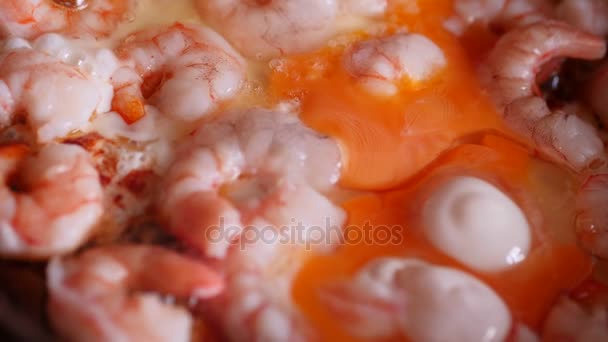 Crevettes dans la poêle frites avec des œufs — Video
