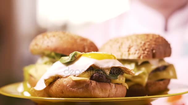 Šťavnaté hamburgery na talíři kuchař — Stock video