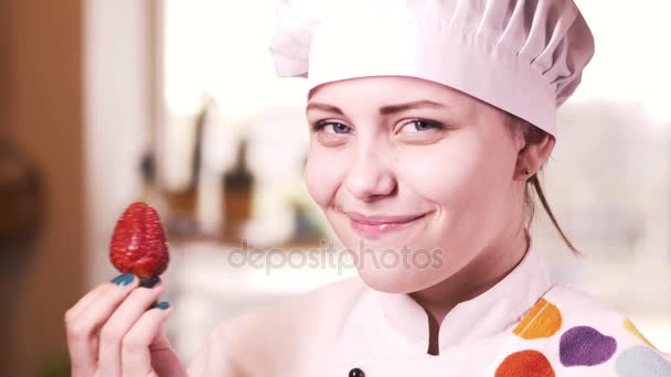 딸기를 먹는 어린 소녀 — 비디오