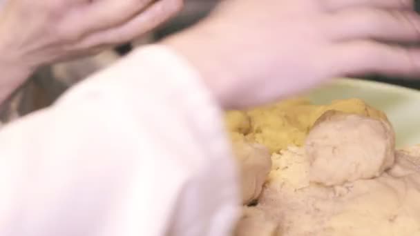 Baker mulher forma torta em uma mesa. Mãos lentas — Vídeo de Stock