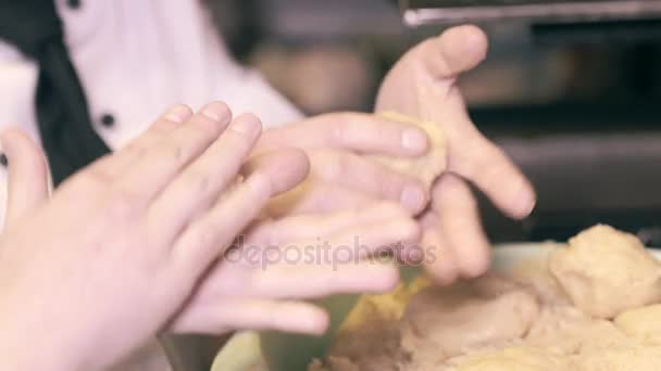Женщина-пекарь делает пирог на столе. Hands slwmo — стоковое видео