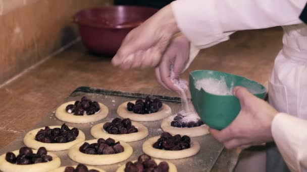 Baker mulher forma torta em uma mesa. Mãos lentas — Vídeo de Stock