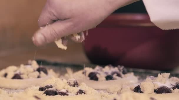 Baker kadın formları pasta bir tablo. Eller slowmo — Stok video