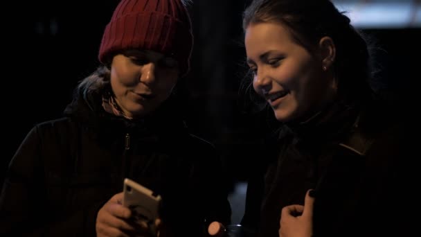 Madre e hija en una calle nocturna — Vídeos de Stock