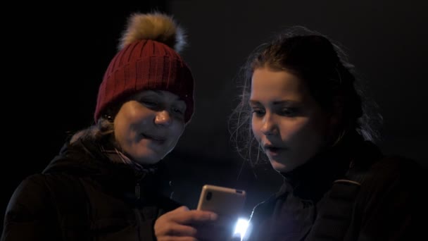 Anya és lánya az éjszakai utcán — Stock videók