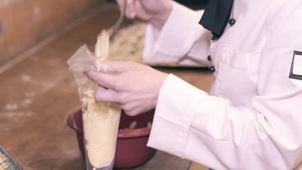 Chef em uma torta de decoração de cozinha — Vídeo de Stock