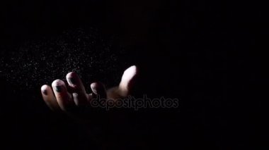 Ağır çekim el tebeşir veya toz sıçrama ile