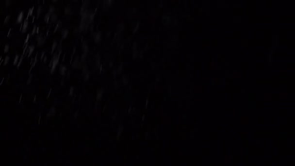 Alguma poeira de partículas líquidas fluindo sobre fundo escuro — Vídeo de Stock