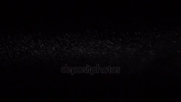 Alguma poeira de partículas líquidas fluindo sobre fundo escuro — Vídeo de Stock