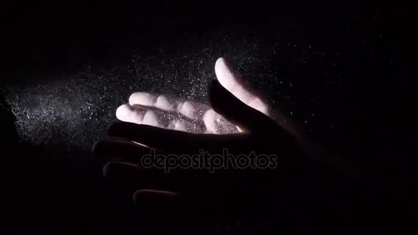 Movimiento lento de las manos con tiza o salpicadura de polvo — Vídeos de Stock