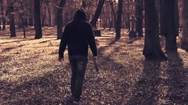 Psycho maniac man with a big bowie knife in a park — Stock Video