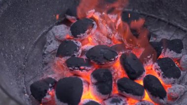 Yanan kömür. Kömür ve yangın ağır çekim
