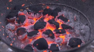 Yanan kömür. Kömür ve yangın ağır çekim