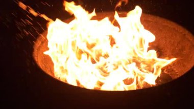 Yanan kömür. Kömür ve yangın ağır çekim