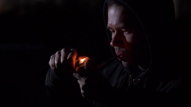 Smoking man in the dark. Slow motion. — Stock Video