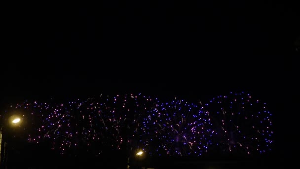 Coloridos fuegos artificiales en la noche de vacaciones 4K cámara lenta — Vídeos de Stock