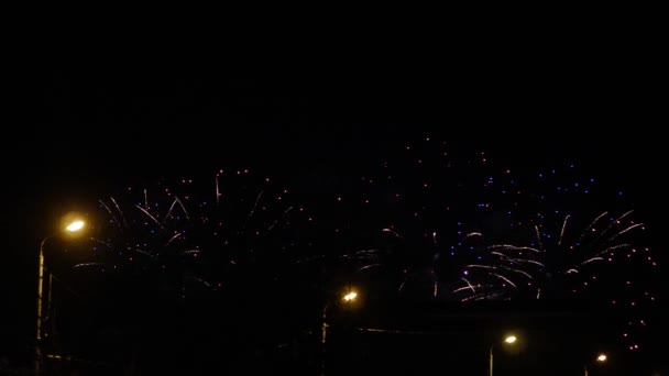 휴일 밤 4 k 슬로우 모션에서 화려한 불꽃놀이 — 비디오