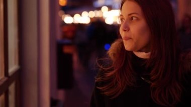Sevimli genç kız bir gece şehir sokaklarında.