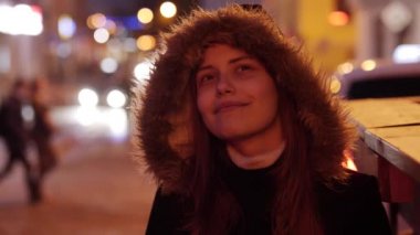 Sevimli genç kız bir gece şehir sokaklarında.