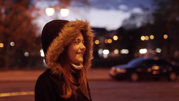 Linda chica adolescente en una noche calles de la ciudad . — Vídeos de Stock