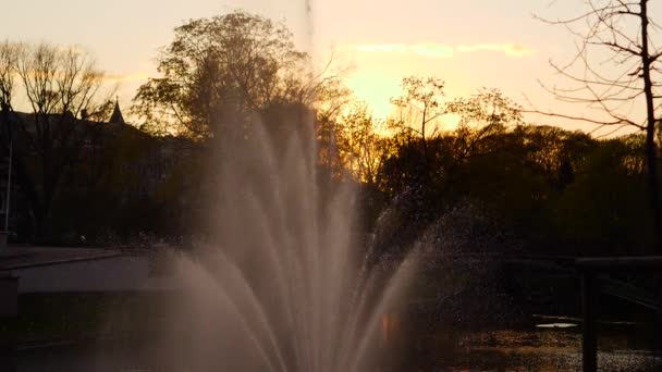 Zeitlupenbrunnen in der Stadt — Stockvideo